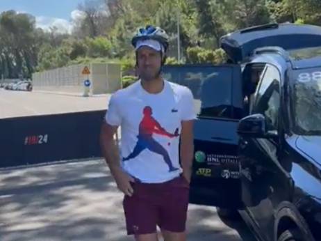 Novak Đoković došao na trenign sa šlemom na glavi: Navijači ga oduševljeno pozdravili