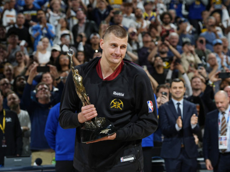 Nikola Jokić odneo kući još jedan "Majkl Džordan" trofej: Igrači Denvera ga okružili u majicama "Sećate li se kada ste mi se smejali"