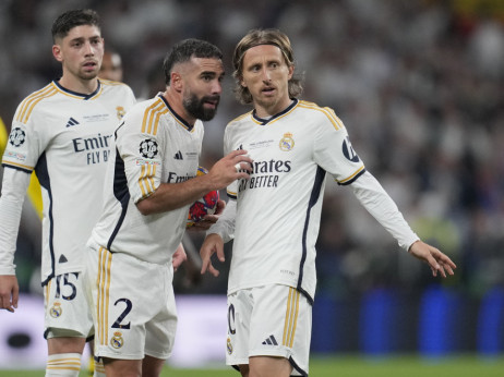 Kros, Modrić, Naćo i Karvahal uz rame Hentu: Šesta Liga šampiona za Realov kvartet