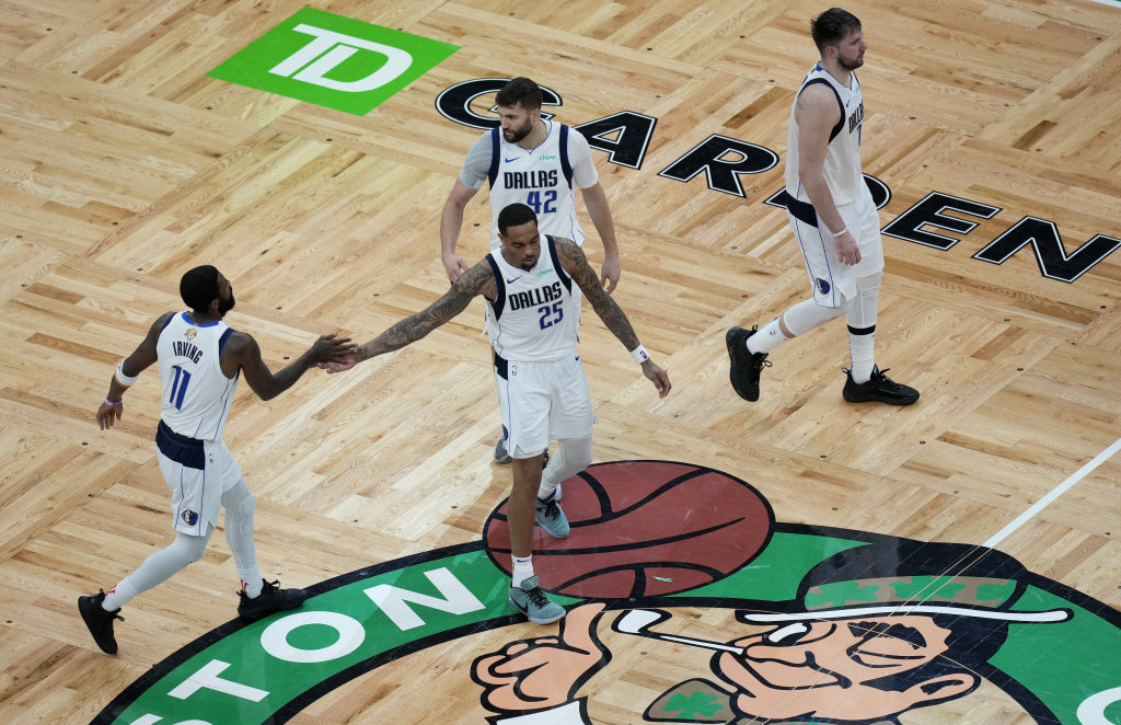 Košarkaši Dalasa posle poraza u finalu NBA lige od Bostona