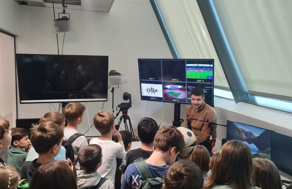 Zemunski osnovci u poseti TV Arena sport