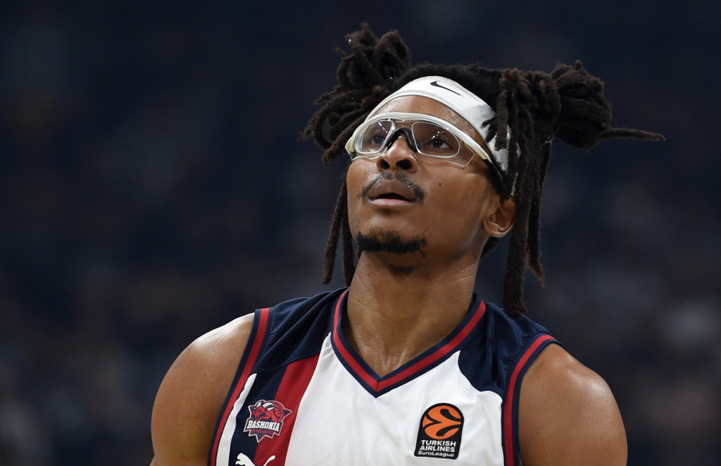 Čima Moneke je crveno-beli