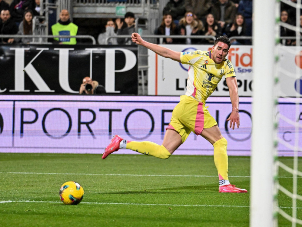 Dušan Vlahović postiže prvi gol na meču