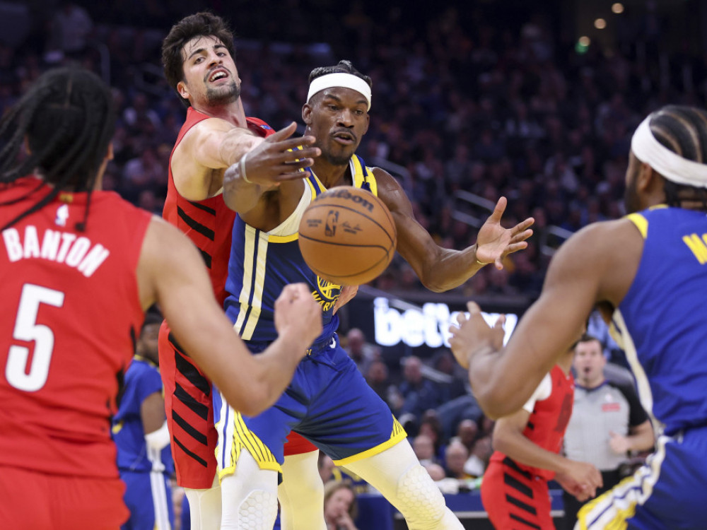 Deni Avdija u duelu sa Džimijem Balterom