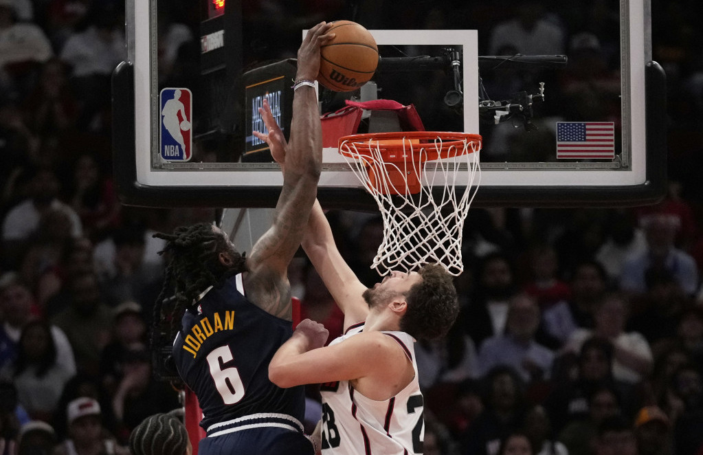Deandre Džordan zakucava na meču protiv Hjustona