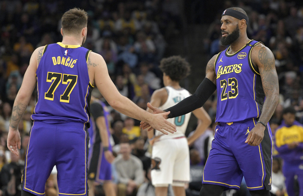 Luka Dončić i Lebron Džejms na meču protiv Memfisa