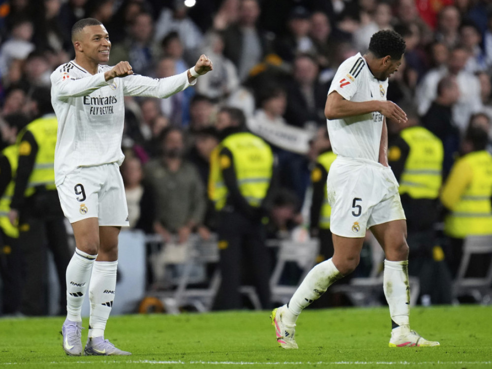 Klijan Mbape slavi pogodak na meču protiv Leganjesa