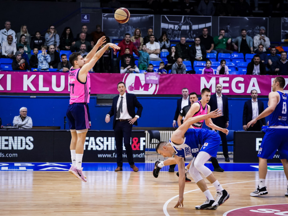 Mihailo Petrović šutira trojku za pobedu