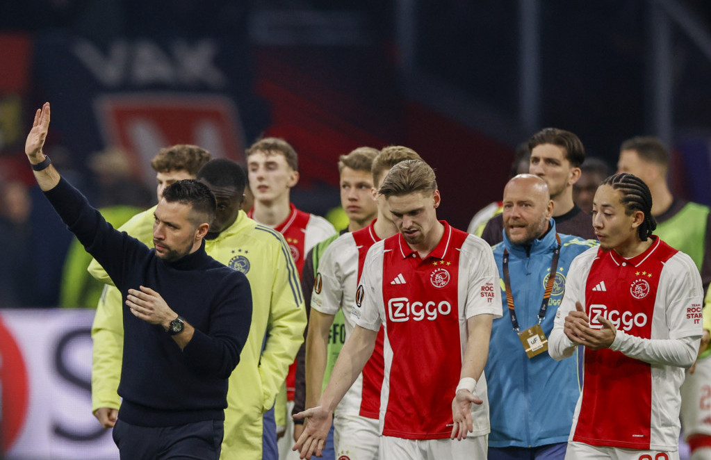 Trener Ajaksa Frančesko Farioli sa igračima