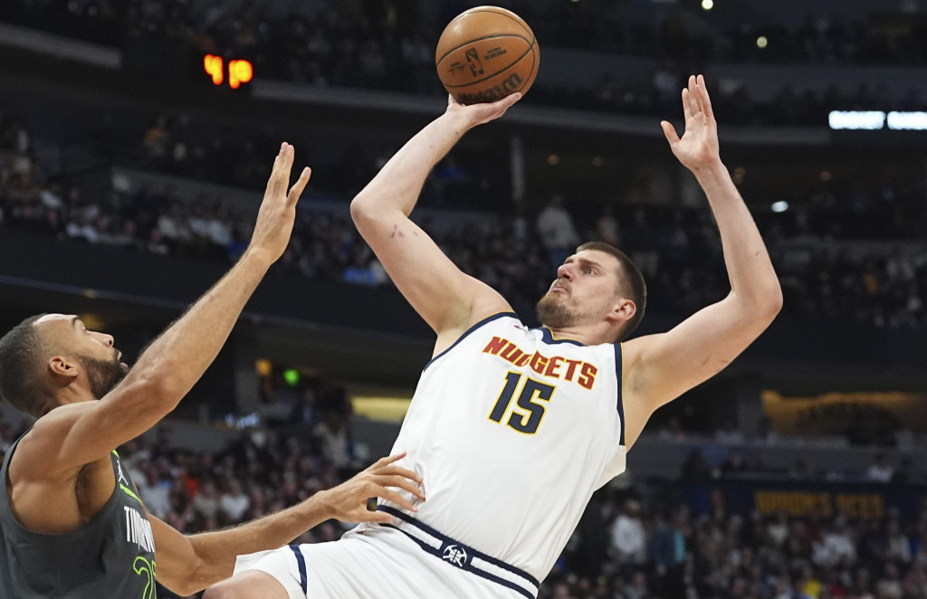 Nikola Jokić je nadigrao Rudija Gobera