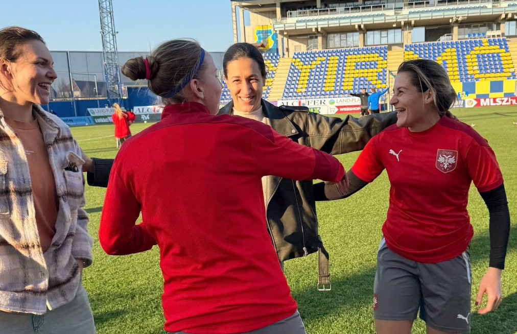 Dragana Cvijić i Andrea Lekić sa fudbalerkama Srbije