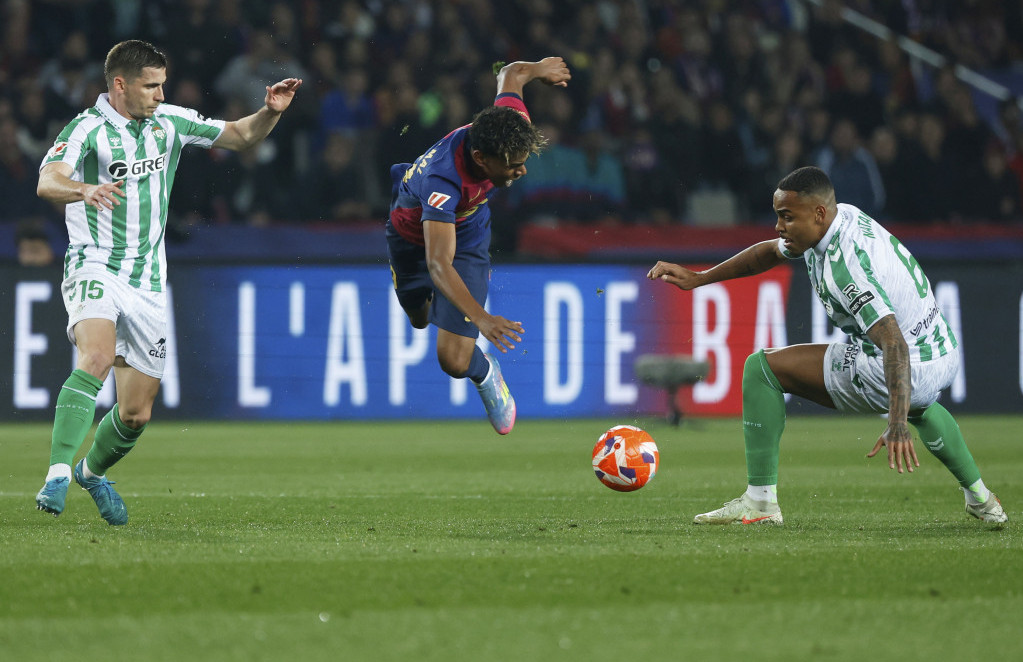 Lamin Jamal u duelu sa igračima Betisa