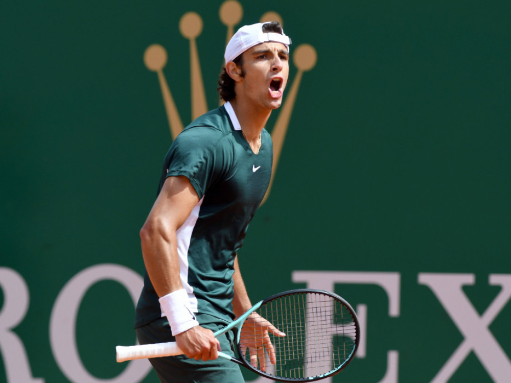 Lorenco Muzeti igra protiv Drejpera za finale