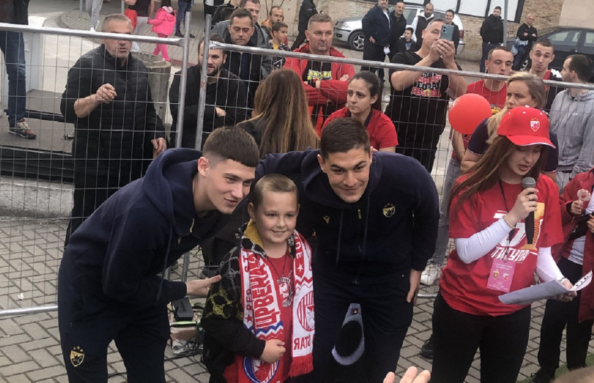 Maksimović i Guteša sa najmlađim navijačima