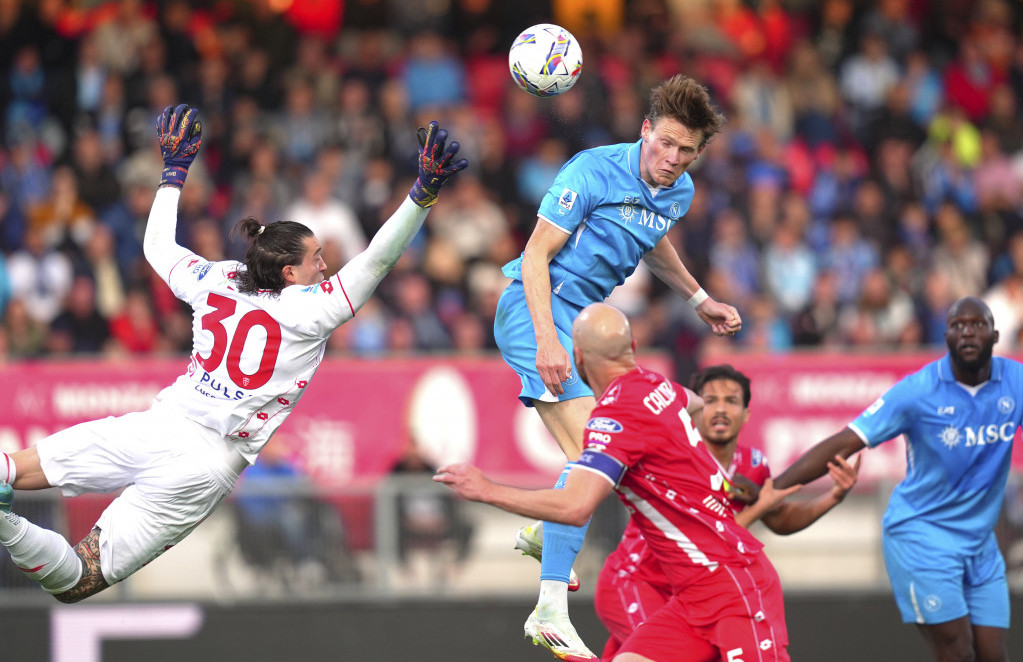 Skot Mektomini postiže gol