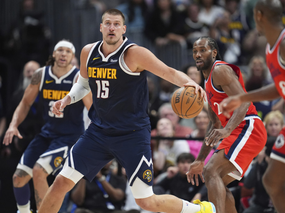 Nikola Jokić u duelu sa Kavaj Lenardom