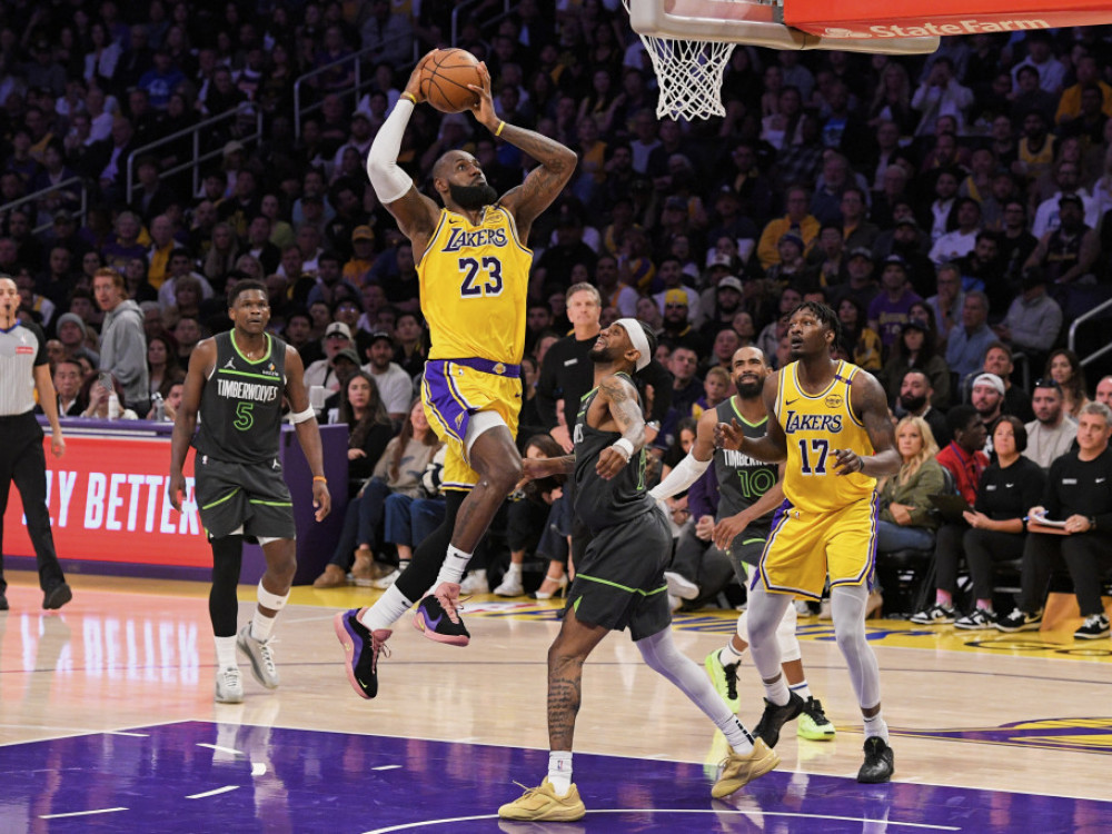 Košarkaši LA Lejkersa i Minesote, u plej-of meču NBA