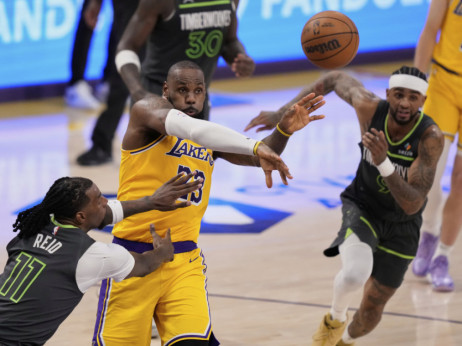 Razočarani "starac" Lebron Džejms o završetku karijere: Sešću sa suprugom...