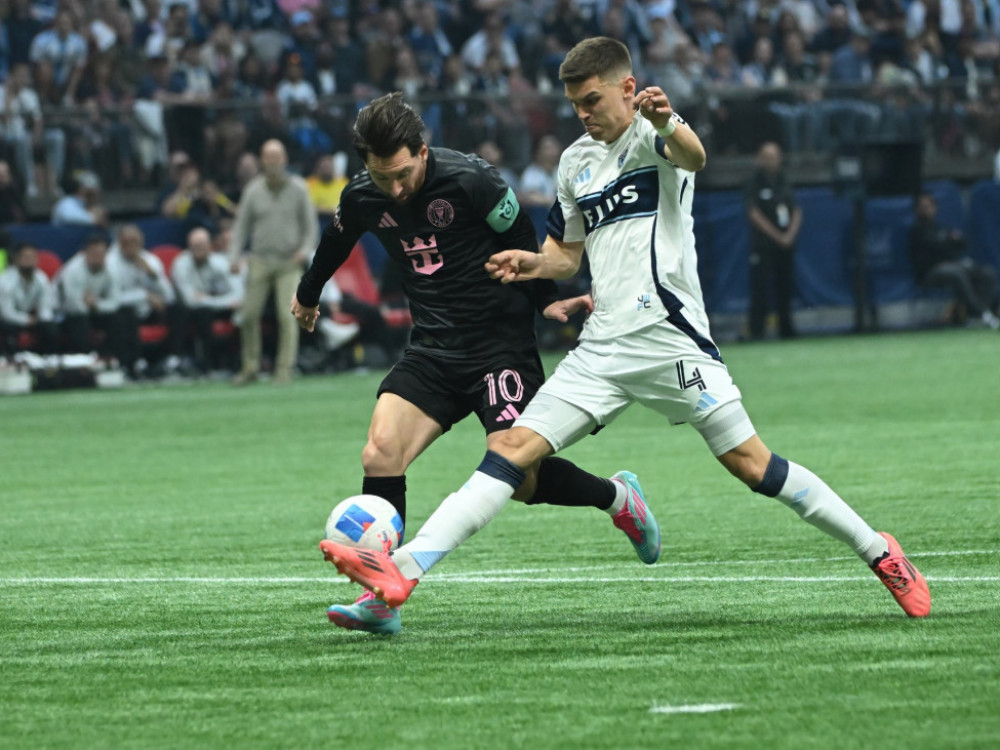 Ranko Veselinović, fudbaler Vankuvera, u duelu sa Lionelom Mesijem