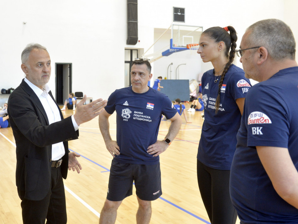 Ministar Gajić sa odbojkašicama