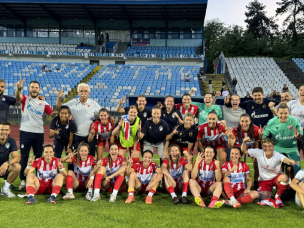Fudbalerke i stručni štab Crvene zvezde, posle pobede protiv Spartaka