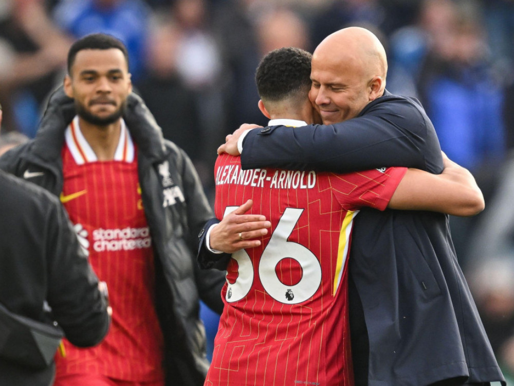Trent Aleksander-Arnold u zagrljaju trenera Arne Slota