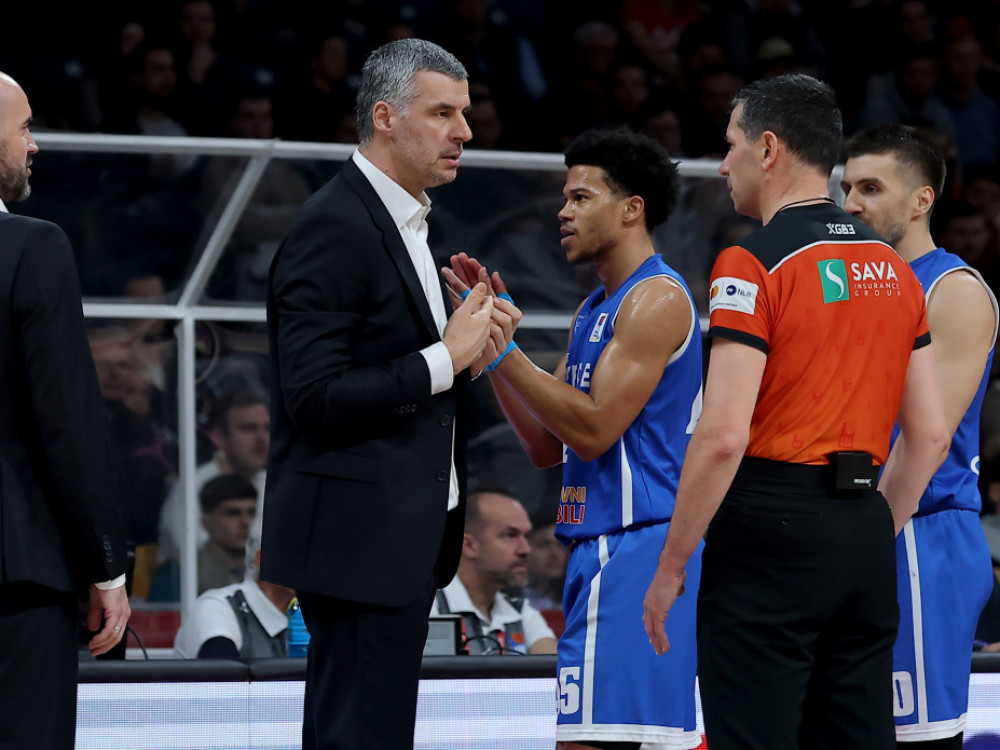 Trener i košarkaši Spartaka, na jednom od ranijih mečeva