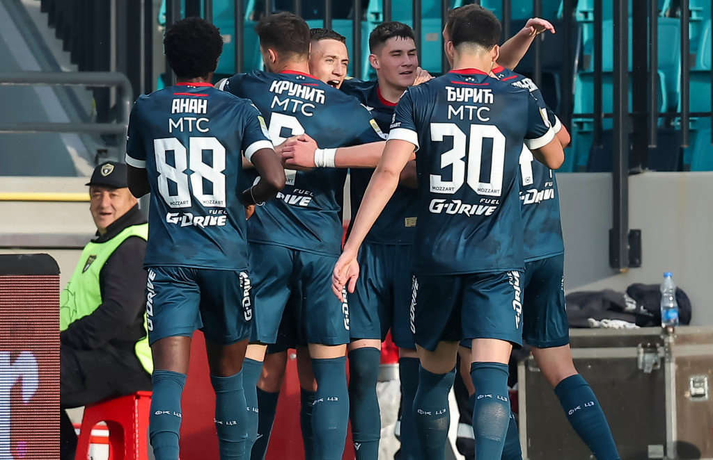 Bruno Duarte prima čestitke saigrača za gol