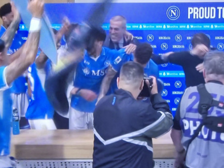 (VIDEO) Antonio Konte se raspričao, pa zapevao sa igračima na konferenciji za medije