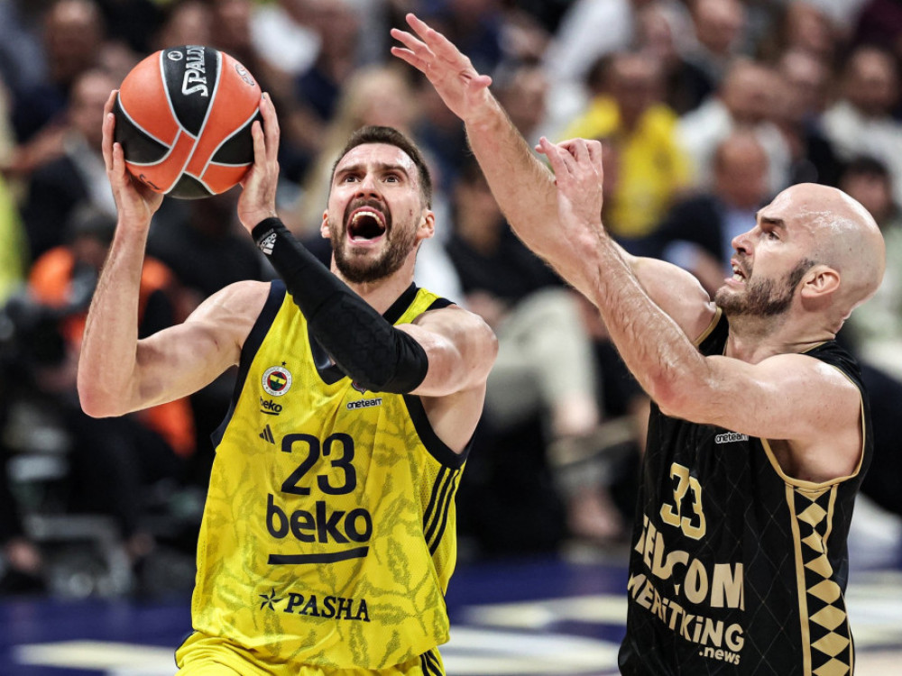 Majk Džejms i Devon Hol u duelu