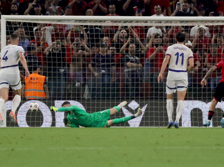 (UŽIVO) Albanija - Srbija (0:0): Navijači Albanije ponovo gađaju naše fudbalere