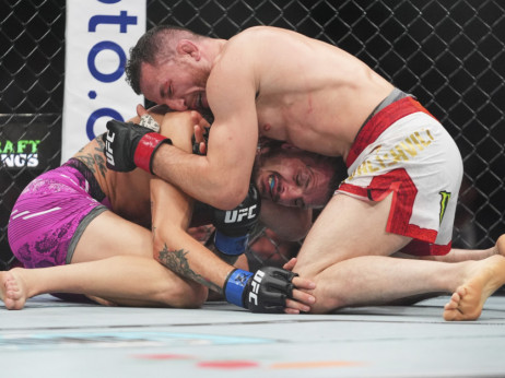 Baš je mašina u oktagonu: Dvališvili zadavio bivšeg UFC šampiona!