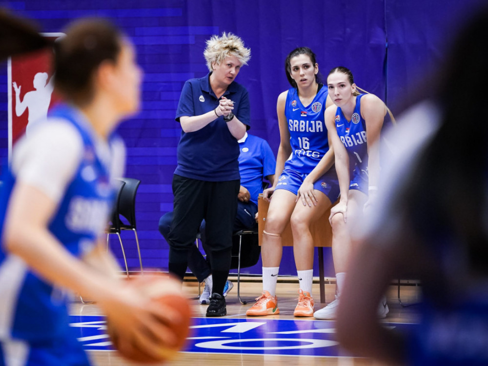 Marina Maljković, košarkaška selektorka Srbije, sa reprezentativkama