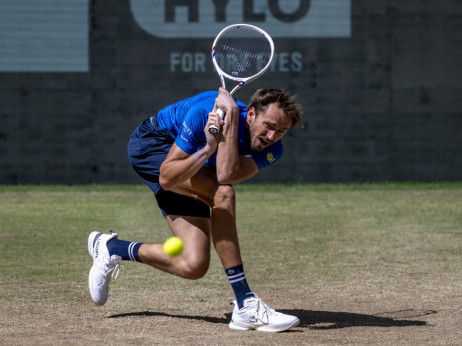 Medvedev u finalu Halea, Zverev opet bez borbe za trofej