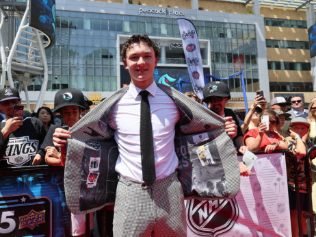 Radost, suze i slika majke u sakou: Metju Šejfer izabran kao prvi pik na NHL draftu