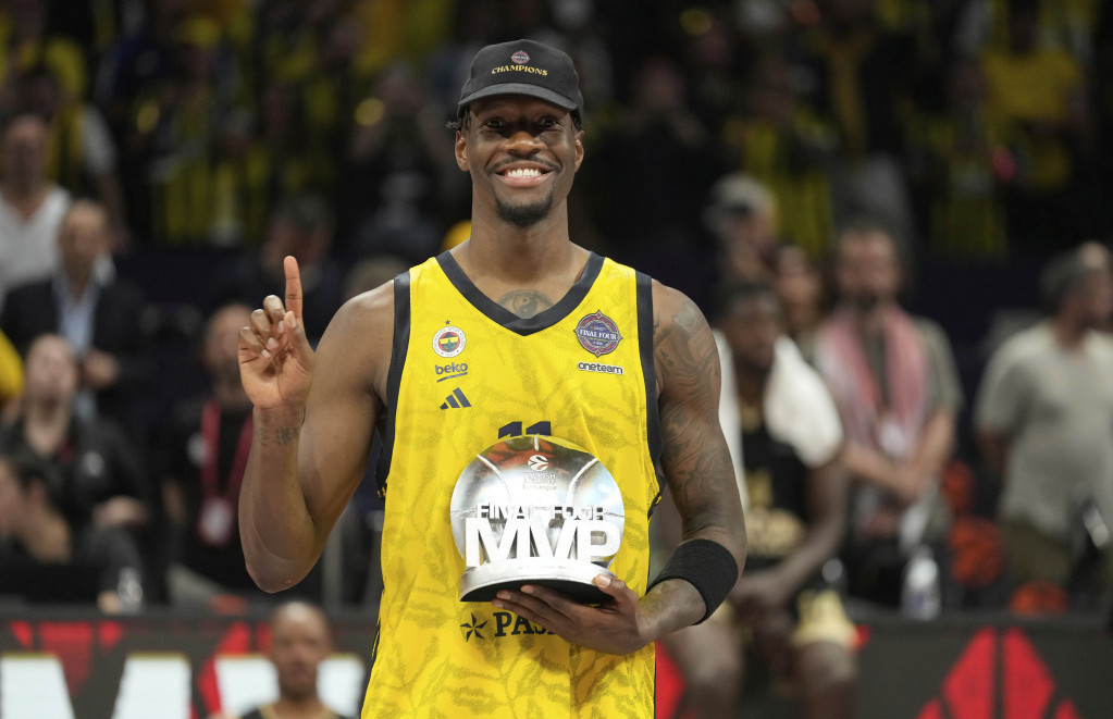Hejs-Dejvis sa trofejem namenjenom MVP-ju Evrolige