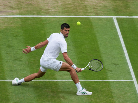 Novak Đoković, NARAVNO, u trećoj rundi Vimbldona: Džaba busanje Danijela Evansa, sledi srpski derbi