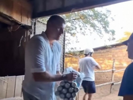 (VIDEO) Nikola Jokić častio ekipu pivom posle velike pobede u Subotici