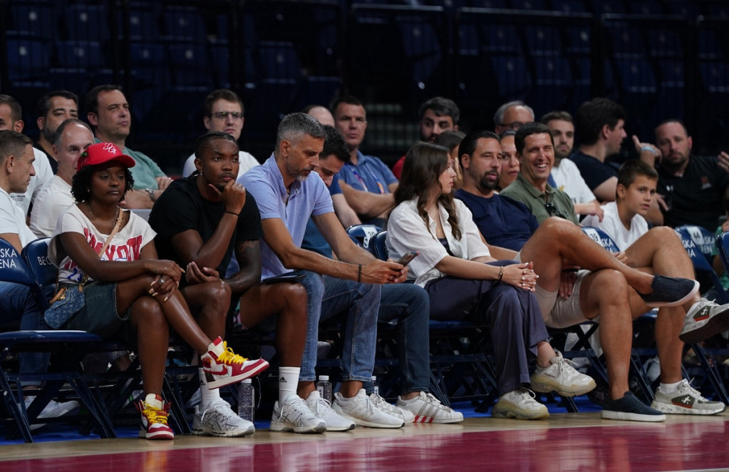 Devonte Grejem sa Milanom Dozetom na meču Srbije i Italije