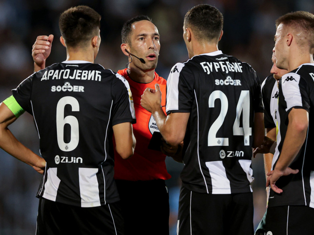 Fudbaleri Partizana i glavni sudija na meču sa Hibernijanom