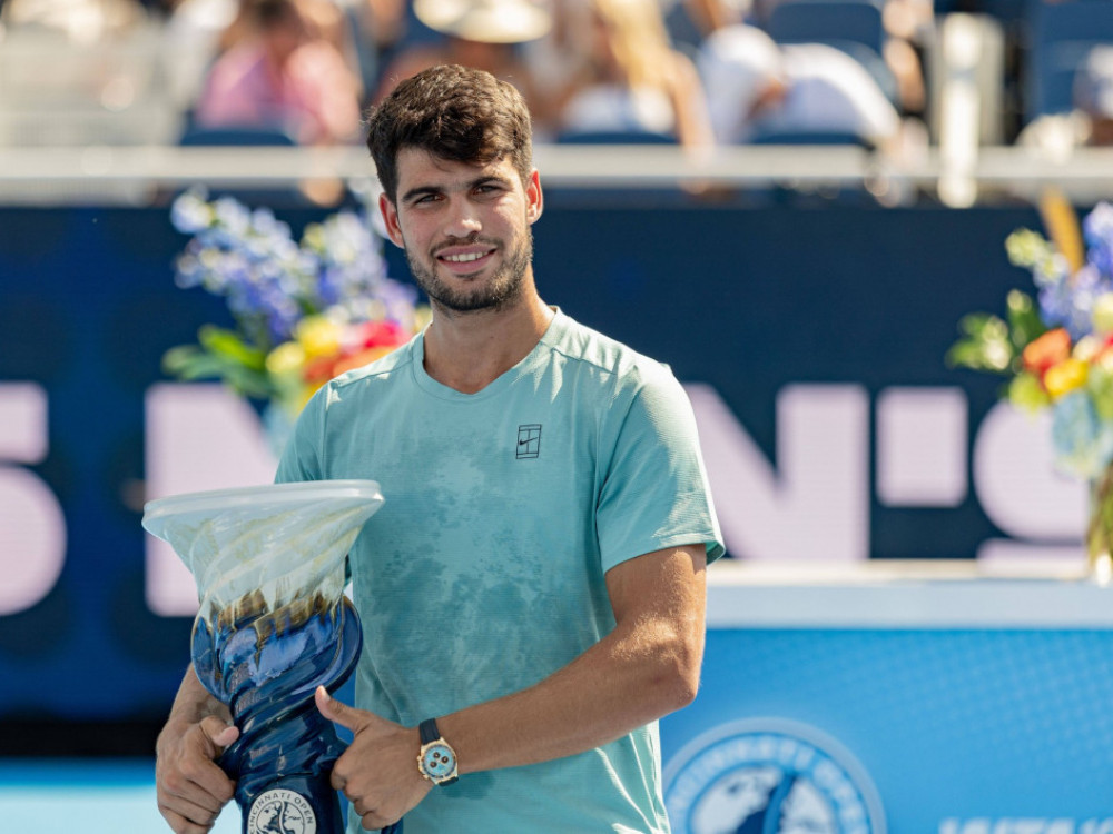 Karlos Alkaraz, španski teniser, sa trofejem iz Sinsinatija