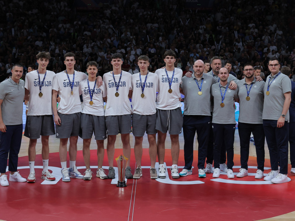 Deo kadetske košarkaške reprezentacije Srbije, na meču seniorske selekcije i Slovenije