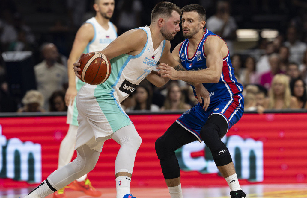 Luka Dončić u duelu sa Aleksom Avramovićem na nedavnom duelu u Areni
