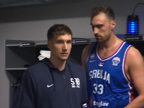 (VIDEO) Bravo ljudi: Povređeni Bogdanović i isključeni Petrušev čestitali "orlovima" pobedu u svlačionici