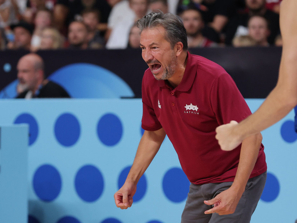 Luka Banki, selektor Letonije, tokom meča sa Srbijom