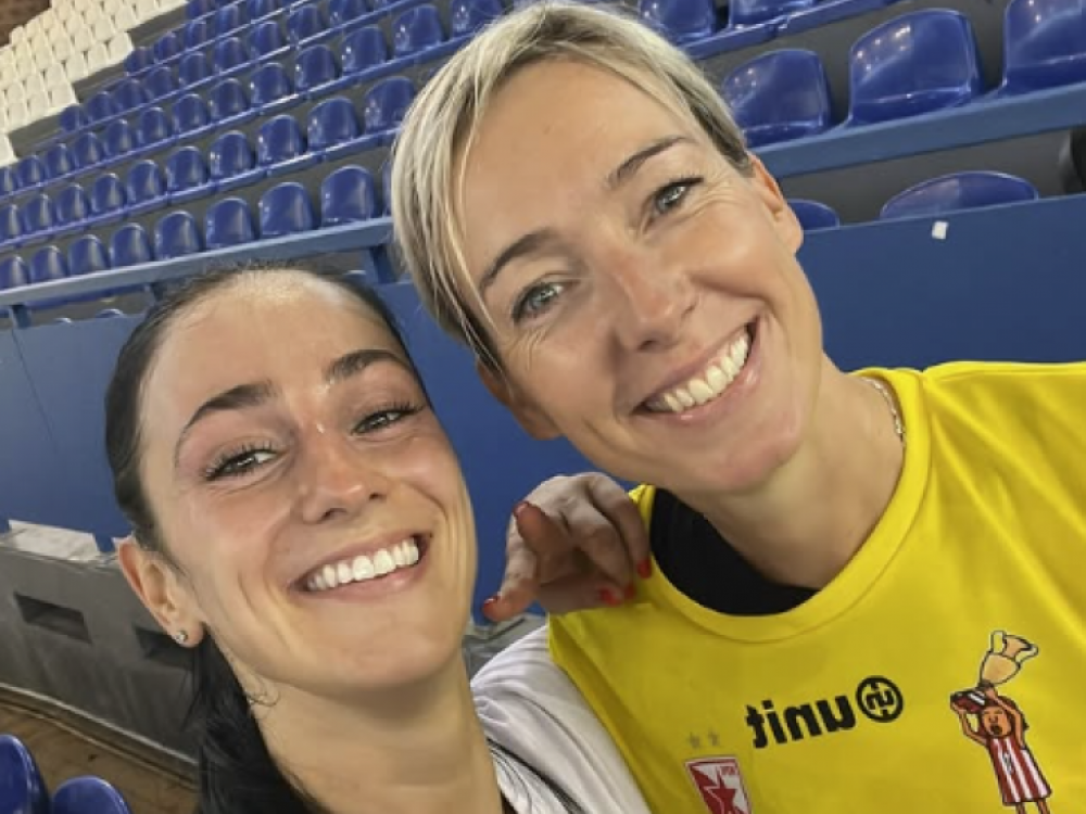 Katrin Lunde sa Sarom Garović, našom rukometašicom