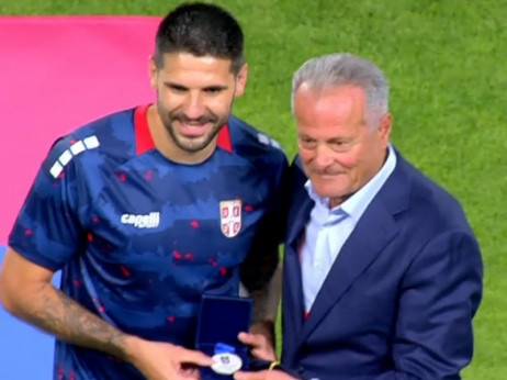 (VIDEO) UEFA i FS Srbije darivali Mitrovića za "stotku"