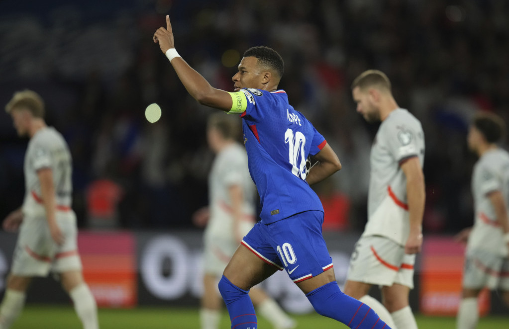 Kilijan Mbape slavi gol protiv Islanda