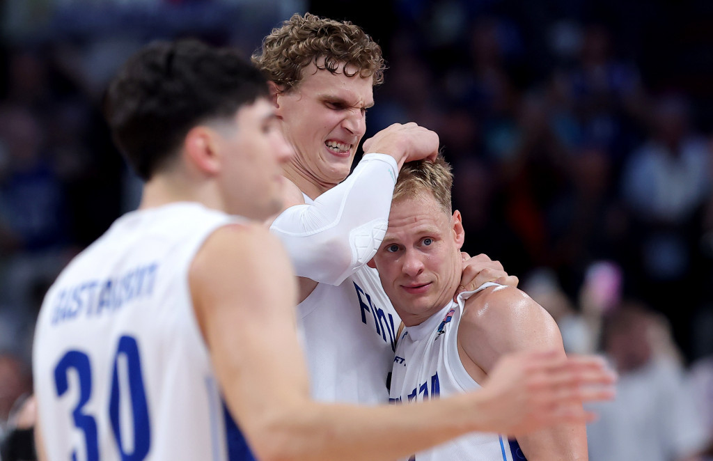 Lauri Markanen grli Sasua Salina