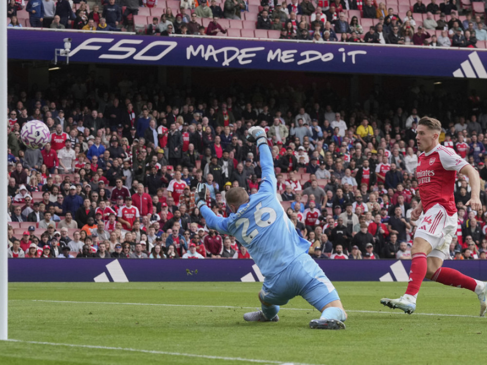 Viktor Đokareš postiže drugi gol za Arsenal